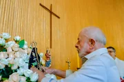 Presidente Lula (PT) e estatueta de Nossa Senhora Aparecida Presidente Lula (PT) e estatueta de Nossa Senhora Aparecida