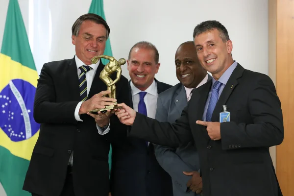 Bolsonaro diz que quem faz exercício físico “briga menos” em casa