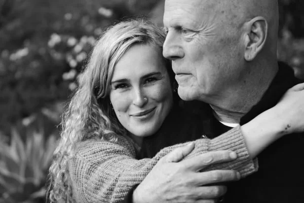 Filha de Bruce Willis revela que tem 4 empregos para sustentar a filha
