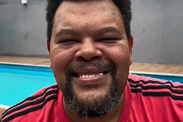 Print de um vídeo colorido de Babu Santana - Metrópoles
