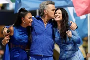 Robbie Williams dividiu o palco com Laura Pausini e Nicole Scherzinger na final da Copa