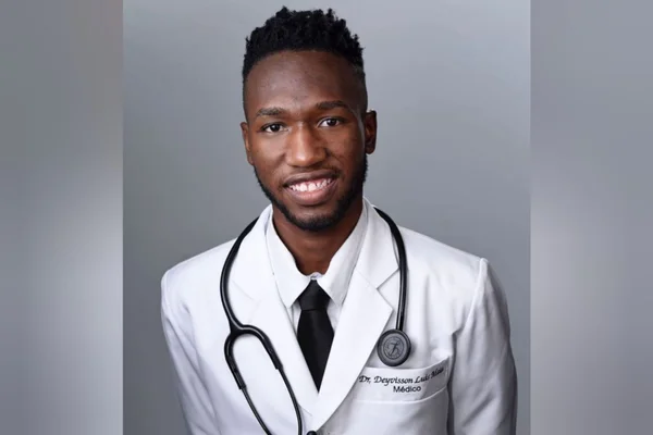 Foto mostra Deyvisson Luís Maia, jovem negro que se formou em medicina ao som de Negro Drama