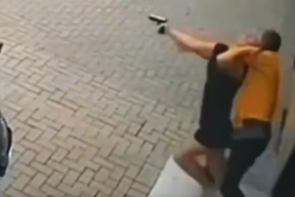 Foto colorida de mulher em confronto com criminosos após reagir a assalto