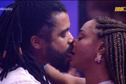 Aline e Diogo protagonizam beijão durante festa
