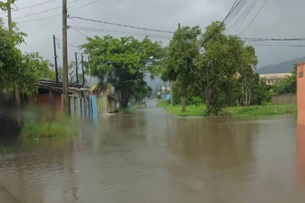 Imagem colorida mostra rua alagada após chuva em Ubatuba, no litoral de SP. Metrópoles