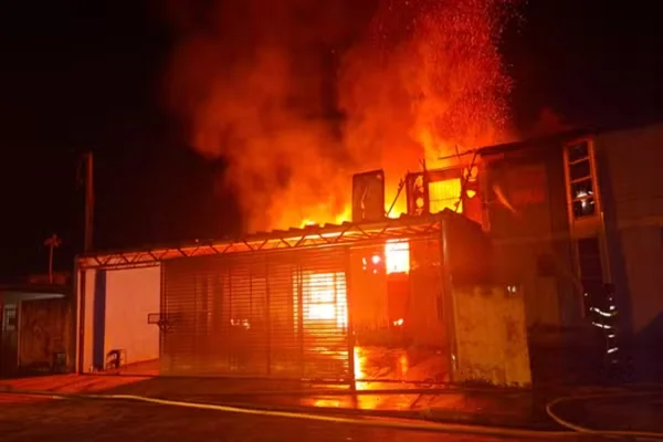 Imagem colorida de casa incendiada após homem agredir mulher e filhos no interior de São Paulo -Metrópoles