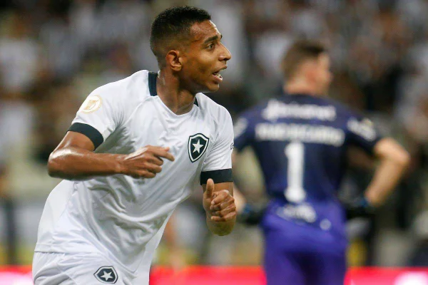 Botafogo faz 3 x 1 no Ceará e ganha a primeira no retorno à Série A