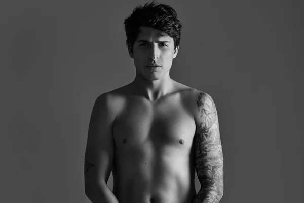 Felipe Prior posa pelado em revista: “Padrão de corpo não existe”