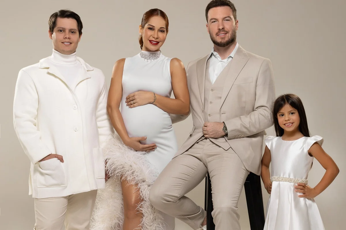 Thiago Nigro e Maíra Cardi posam com os filhos Thiago Nigro e Maíra Cardi posam com os filhos