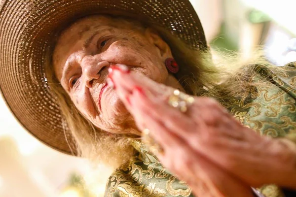 Música que rejuvenesce: Vó Pifa, aos 102 anos, lança primeiro disco