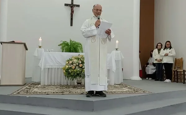 Vídeo: mulher interrompe padre e o acusa de pedir voto em Lula no PR