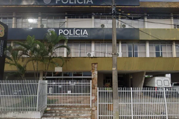 Caso ocorreu após moradores acionarem a Polícia Militar. Durante a abordagem, o suspeito tentou sacar uma arma falsa e acabou baleado - Metrópoles