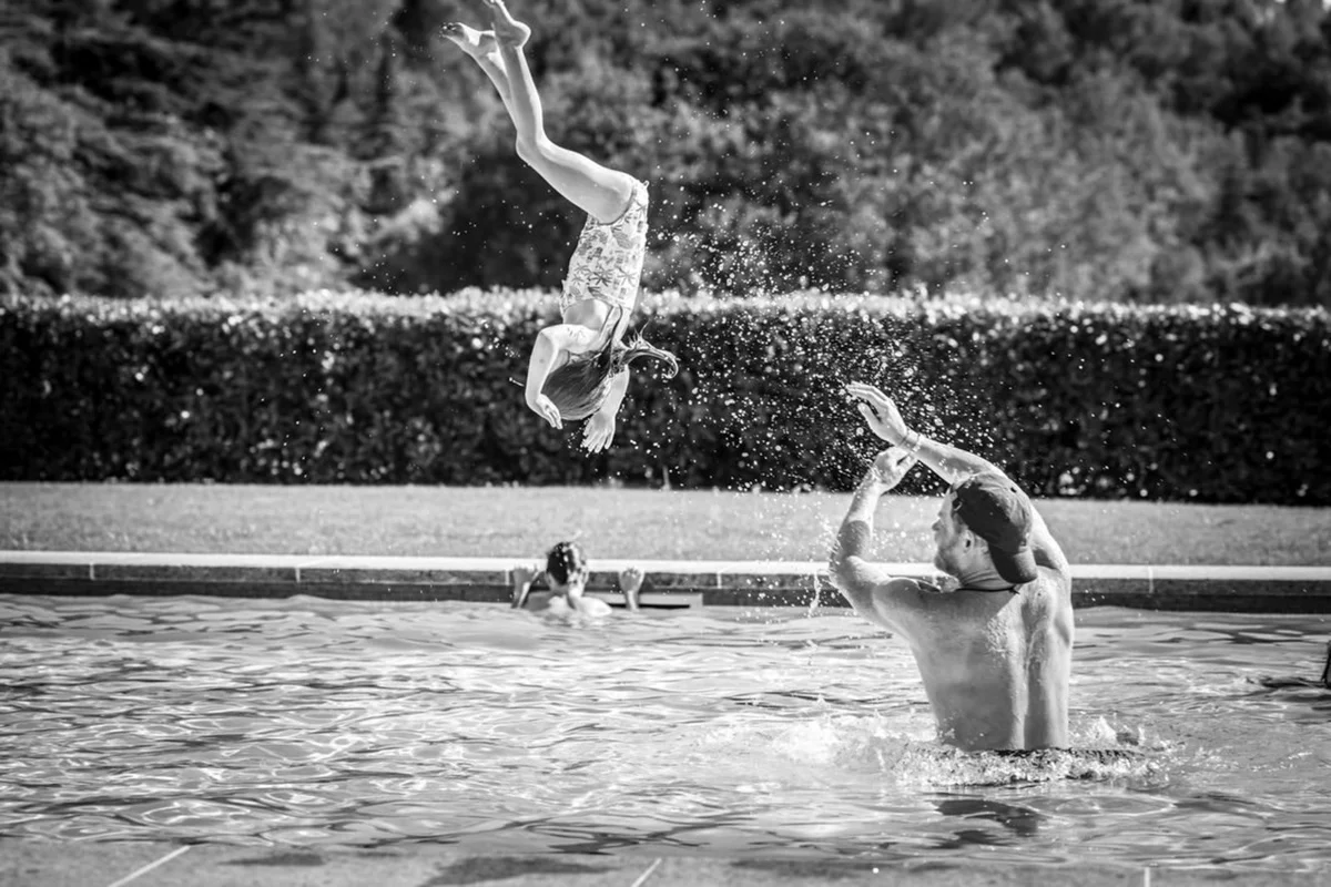 Príncipe Harry brinca com os filhos na piscina Príncipe Harry brinca com os filhos na piscina
