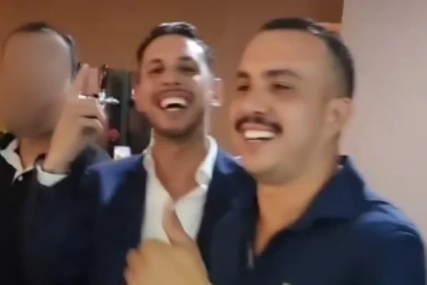 Dois homens brancos, com bigodes, sorriem - Metrópoles