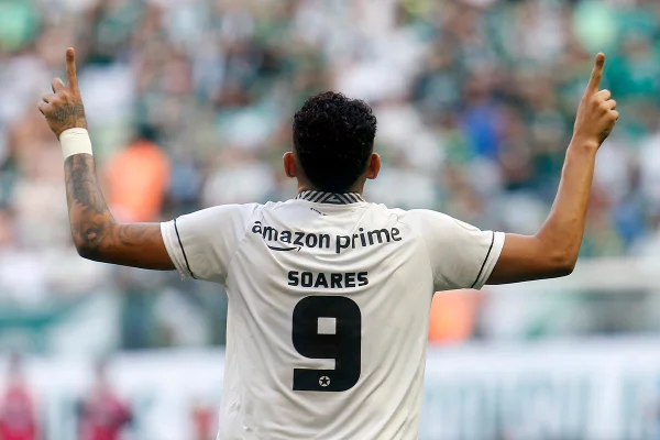 Veiga perde pênalti, Botafogo vence o Palmeiras e abre 7 pontos na liderança