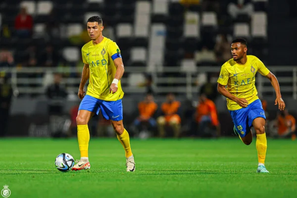 Imagem mostra Cristiano Ronaldo e companheiro em jogo do Al Nassr - Metrópoles