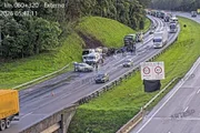 Rodoanel: acidente causa incêndio em carretas, interdição e engarrafamento - imagem 3 Rodoanel: acidente causa incêndio em carretas, interdição e engarrafamento - imagem 3