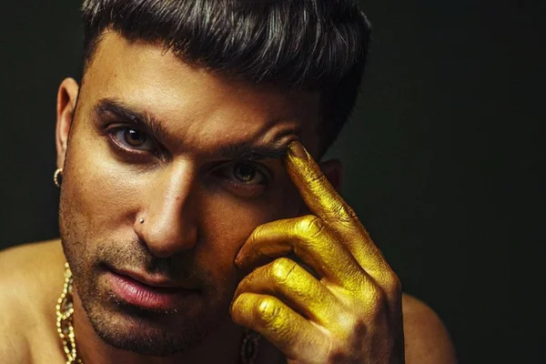 DJ de 32 anos descobre câncer ao investigar zumbido no ouvido