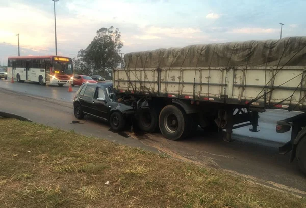 Colisão entre carro e caminhão acaba em morte na descida do Colorado