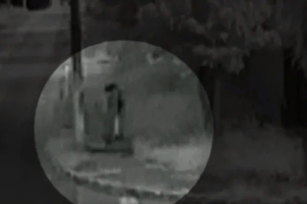 Vídeo. Homem tenta estuprar jovem no DF, é flagrado e foge