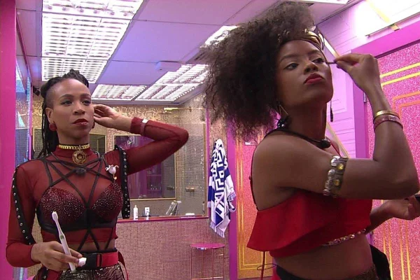 Lumena e Karol se maquiando