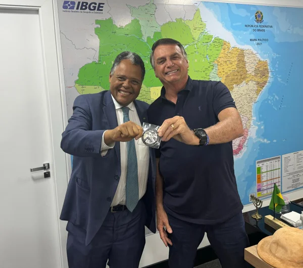 Imagem colorida do ex-presidente Jair Bolsonaro e do deputado Antonio Brito (PSD-BA) - Metrópoles