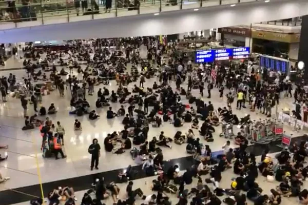 Manifestantes bloqueiam aeroporto de Hong Kong e 40 são presos