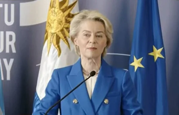 Imagem colorida da Ursula von der Leyen, presidente da Comissão Europeia - Metrópoles