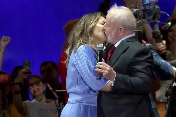 Janja, primeira-dama, e o presidente Lula se beijam em palco de show no dia da posse presidencial, o Festival do Futuro - Metrópoles