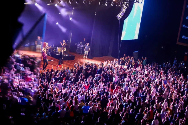 Grupo Air Supply durante show em Brasília pelo Metrópoles Music