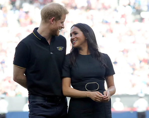 casal em estádio esportivo