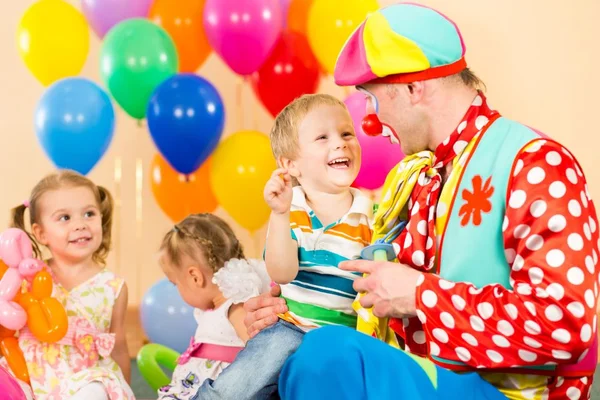 Vestido de palhaço, homem descobre traição de esposa com o irmão em festa do sobrinho