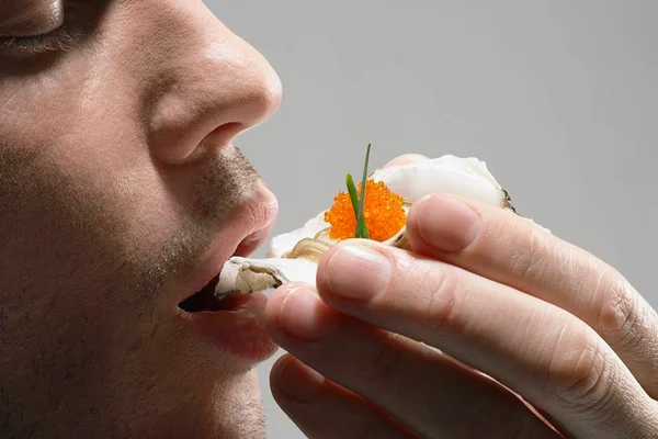 Homem comendo ostra - Metrópoles
