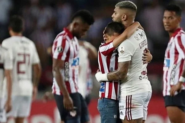 Após noite de assédio inusitado, Gabigol agradece aos colombianos