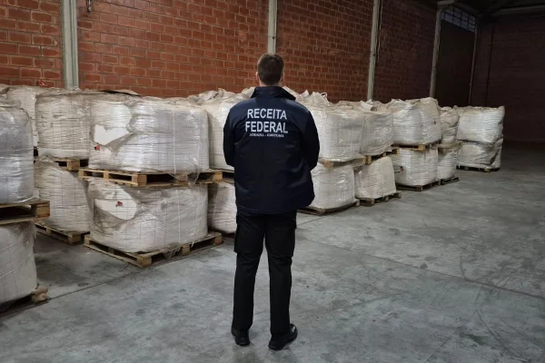 Imagem colorida mostra operação contra esquema de fraudes. Metrópoles