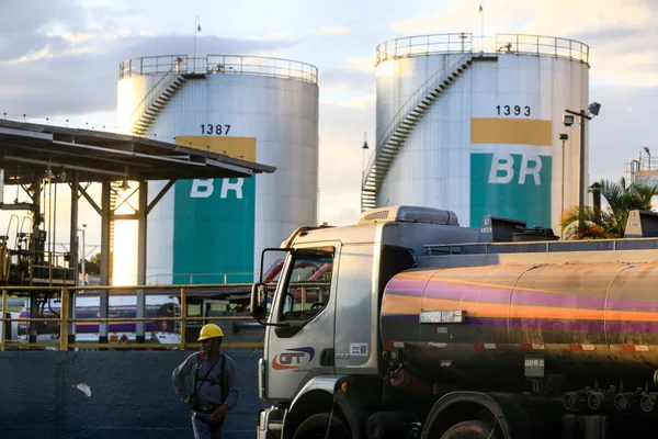 Postos do DF receberam 4 milhões de litros de gasolina nessa quinta