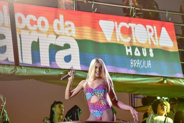 Pabllo Vittar canta 3 das 5 músicas mais ouvidas do Brasil no Spotify