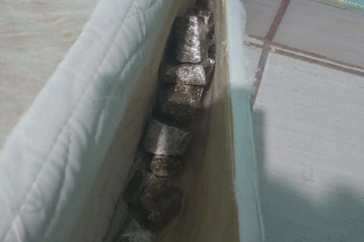 As drogas ficavam escondidas no imóvel As drogas ficavam escondidas no imóvel