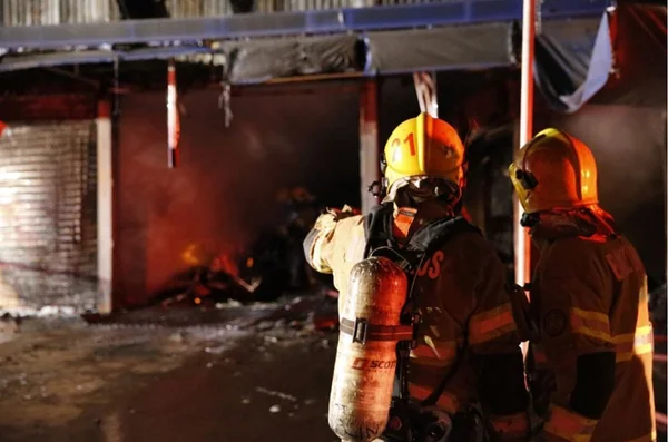 Mulher morre ao se jogar de prédio para fugir de apartamento em chamas - destaque galeria Mulher morre ao se jogar de prédio para fugir de apartamento em chamas - destaque galeria