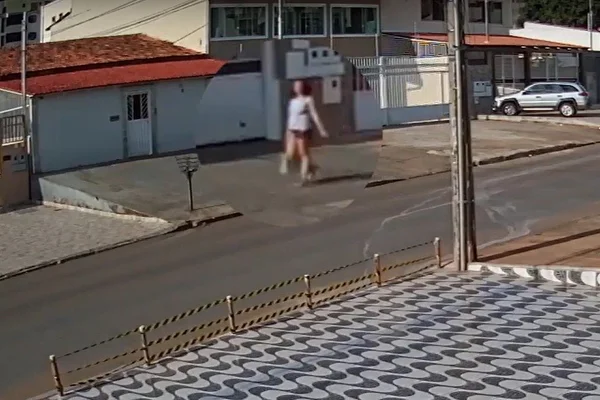 DF: câmeras flagram suspeita abandonando bebê em sacola