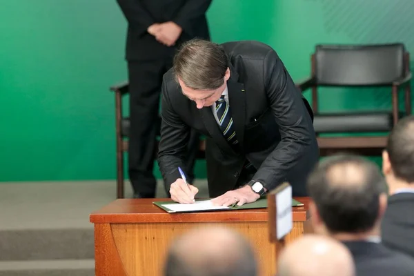 Bolsonaro regulamenta lei que previne automutilação e suicídio