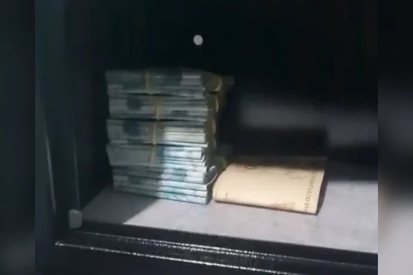Cofre com pilhas de dinheiro é apreendido com “falso advogado”