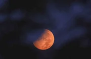 m eclipse lunar parcial, causado pela passagem da Lua pela sombra da Terra, é observado em Ancara, capital da Turquia