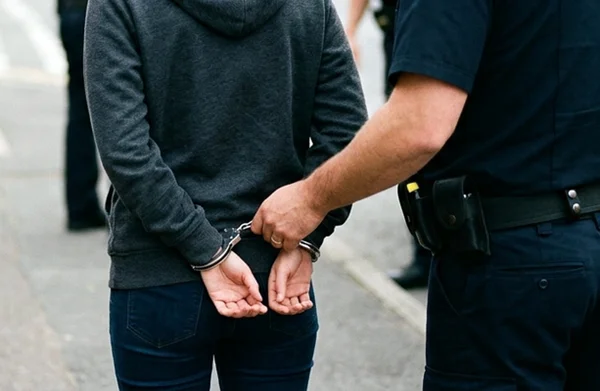 Mulher sendo algemada por um policial - Metrópoles