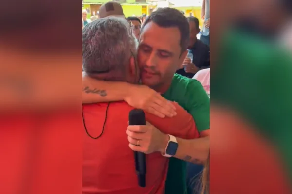 Cleitinho desce de palanque e abraça eleitor de Lula: “Isso é democracia”