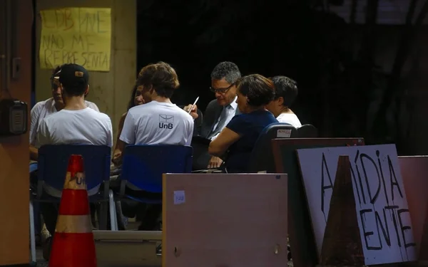 Manifestantes se recusam a desocupar reitoria da UnB