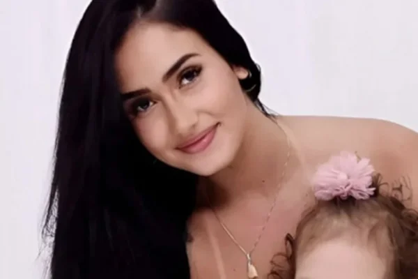 Ana de Santi, mãe da criança com paralisia cerebral, posa com a filha - Metrópoles