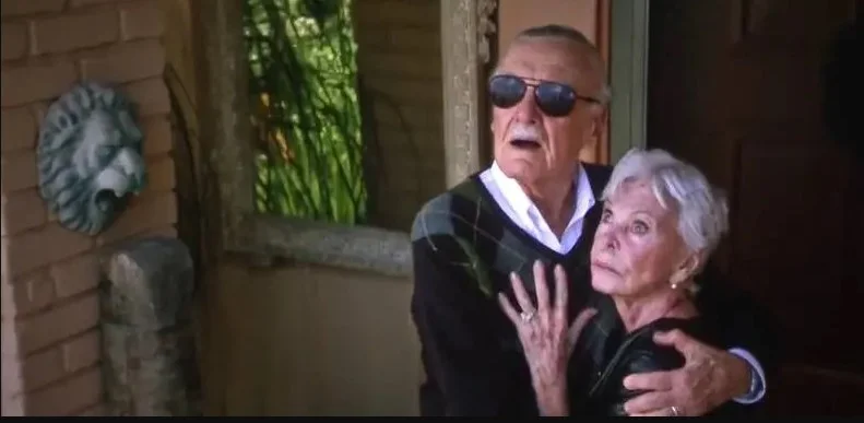 X-Men Apocalypse (2016): Stan Lee aparece com sua mulher Joan (que morreu em julho de 2017), preocupados com um míssil disparado por Apocalypse X-Men Apocalypse (2016): Stan Lee aparece com sua mulher Joan (que morreu em julho de 2017), preocupados com um míssil disparado por Apocalypse