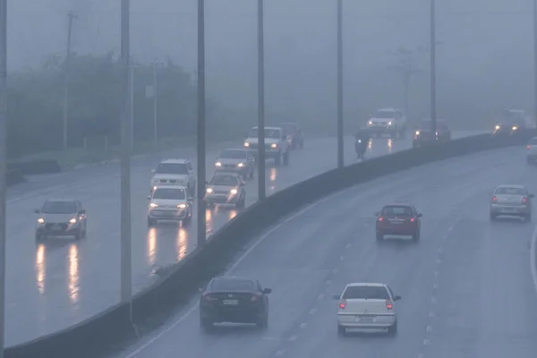 Em manhã com neblina, Aeroporto de Brasília opera por aparelhos