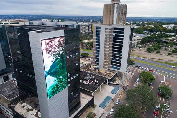 Metrópoles inaugura maior painel digital de alta resolução do Brasil
